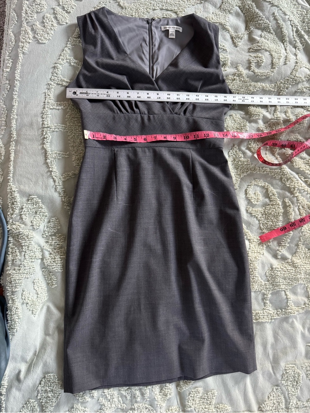 Banana Republic Size 2 Gray Wool Stretch Sheath Dress V-Neck Career Work - Picture 9 of 10